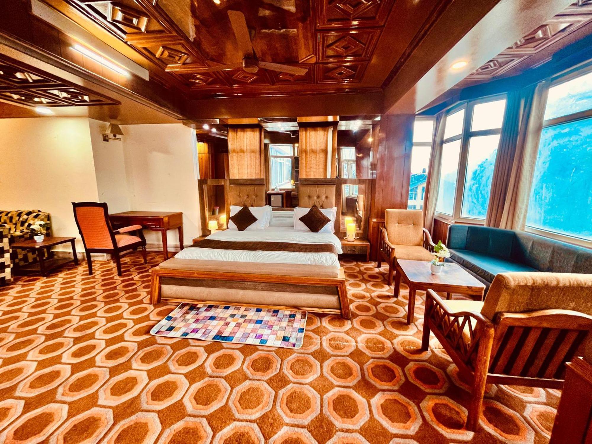 The Town House - Lavish & Luxury Near Mall Road