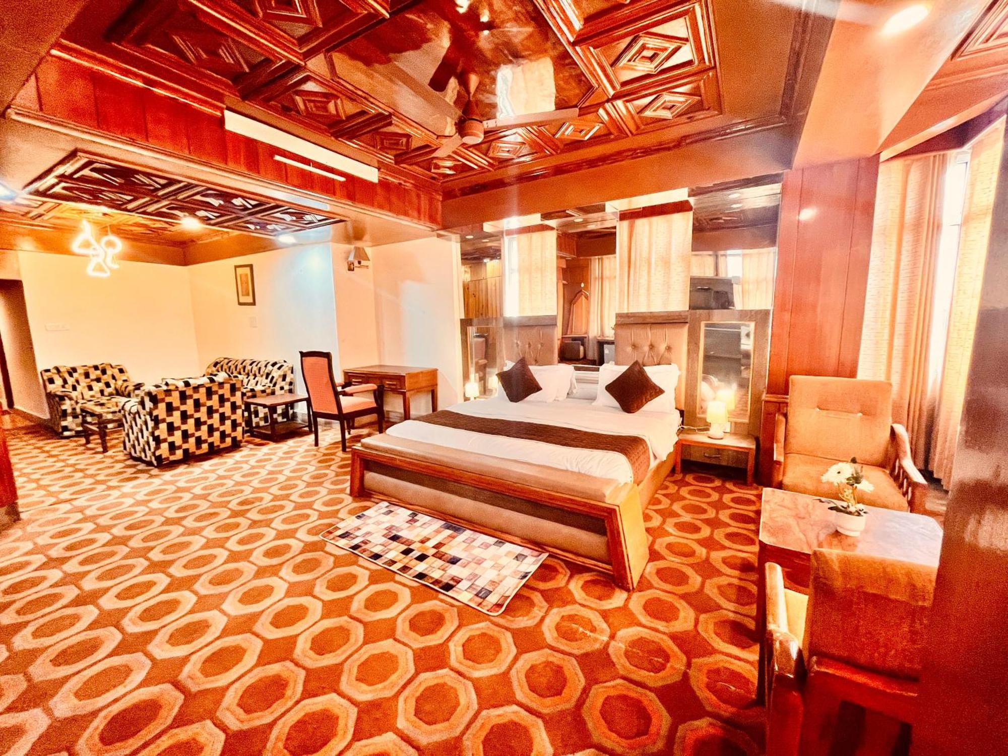 The Town House - Lavish & Luxury Near Mall Road 4*