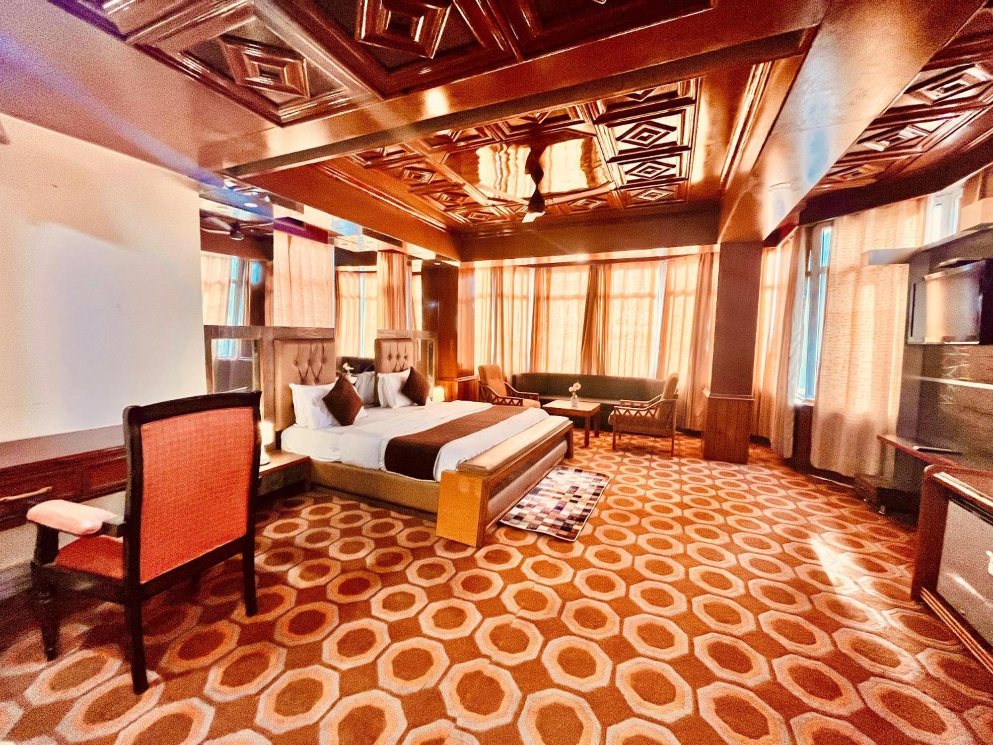 The Town House - Lavish & Luxury Near Mall Road Hotel