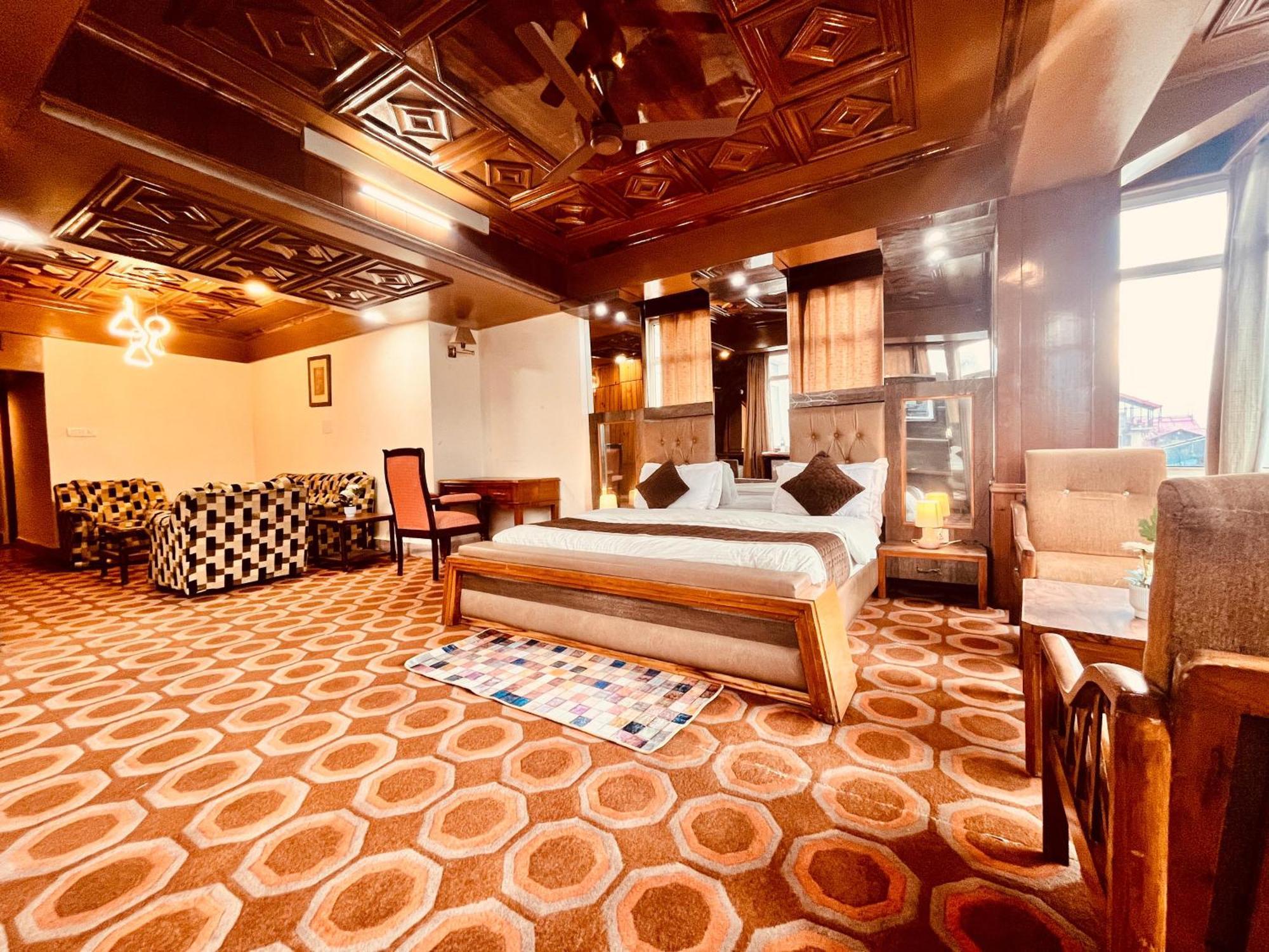 The Town House - Lavish & Luxury Near Mall Road Hotel