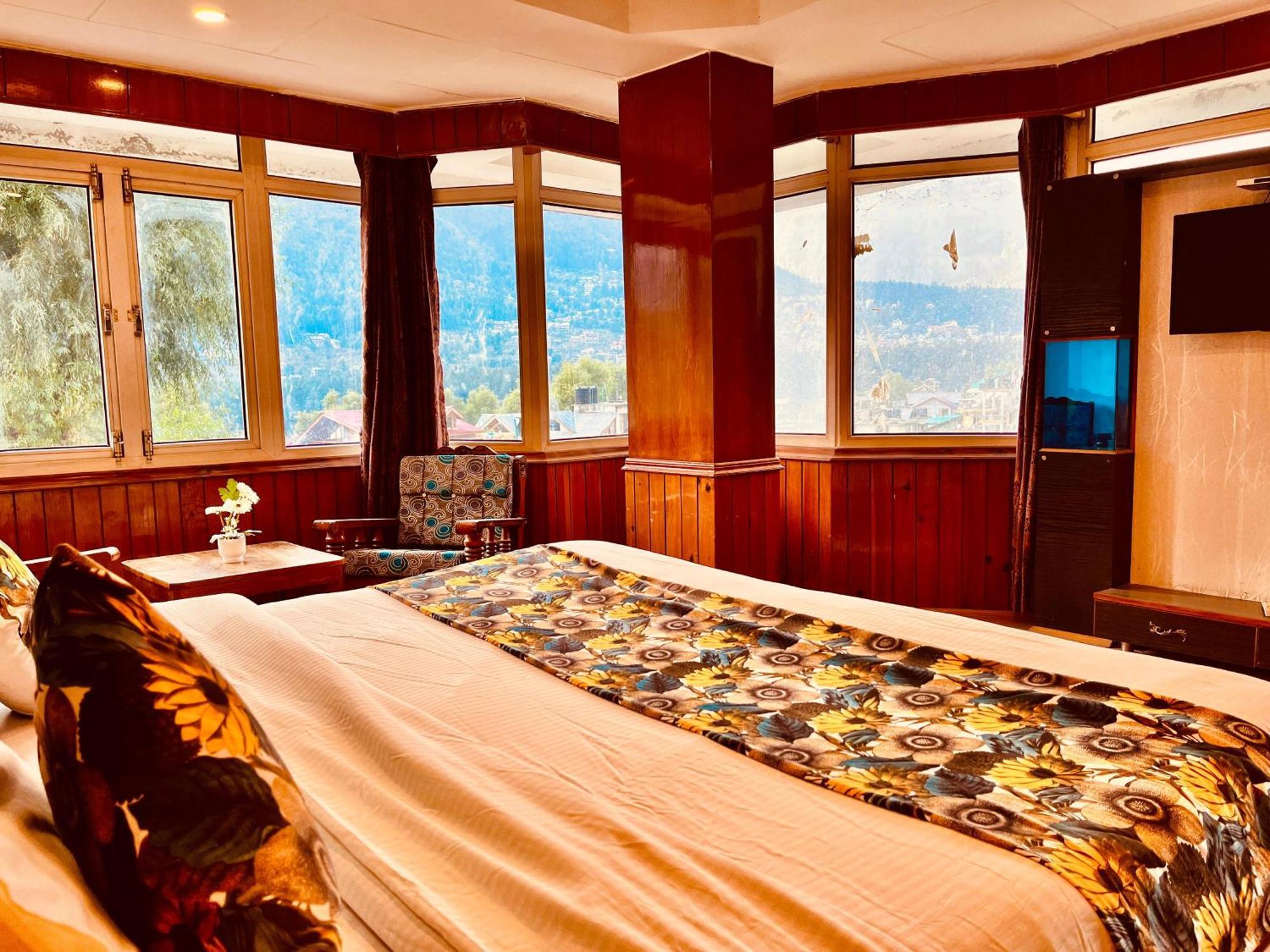 Hotel The Town House - Lavish & Luxury Near Mall Road 4*
